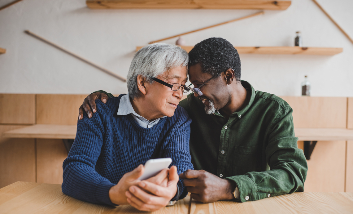 Deux hommes d’un certain âge passent du temps ensemble l’un contre l’autre.