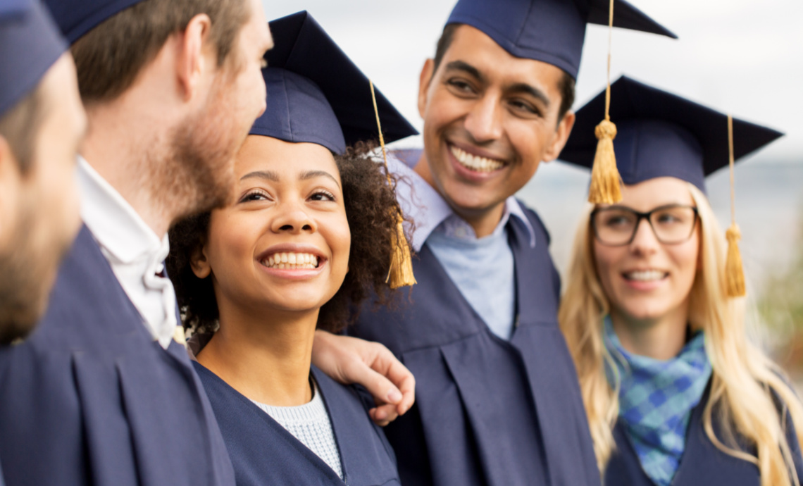 groupe diversifié de diplômés de l'enseignement secondaire 