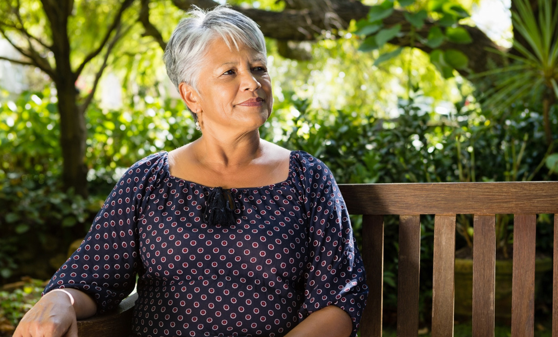 La Dre Paula Rochon occupe un nombre impressionnant de postes au sein de plusieurs organisations et institutions prestigieuses. Nous la connaissons surtout parce qu’elle est titulaire de la Chaire RTOERO de médecine gériatrique à l’Université de Toronto. Cependant, pour un groupe très particulier d’étudiants stagiaires, elle n’est pas seulement une professeure, mais aussi un mentor. La Dre Rochon accepte chaque année un nombre restreint d’étudiants au programme de formation du Women’s College Hospital. Ces stagiaires représentent la médecine gériatrique de demain. Dans cette série en quatre parties, nous vous présenterons ces stagiaires ainsi qu’un aperçu non seulement de leurs initiatives de recherche, mais aussi du rôle de la Dre Rochon dans leurs carrières à titre non seulement de professeure, mais de mentor. Nous découvrirons ce qui pousse ces stagiaires à s’intéresser au domaine de la gériatrie et quelles sont leurs aspirations futures. 3e partie : Hana Brath Concevoir des maisons de retraite dans l'optique des femmes plus âgées Veuillez décrire votre projet. Même si les femmes plus âgées forment plus de 70 % des résidents des maisons de retraite, la conception de ces établissements néglige souvent entièrement les besoins particuliers de cette clientèle. Nous avons étudié comment la conception des maisons de retraite qui ne tiennent pas compte des femmes plus âgées peut avoir un impact sur leur santé et leur bien-être. Nous avons ensuite examiné la façon dont les maisons de retraite peuvent être conçues dans l’optique des femmes plus âgées, en s’informant sur leurs préférences à partir d’exemples disponibles dans d’autres établissements de soins collectifs. Il faut construire des maisons de retraite intégrées socialement, accessibles et situées dans des communautés-amies et dynamiques pour les aînés, afin que la conception de ces établissements ne crée pas d’isolement social. Quelle spécialité de la médecine vous intéresse le plus? Je vais entrer en troisième année à l’école de médecine. Les trois domaines qui m’intéressent le plus jusqu’à présent sont la médecine familiale, la médecine interne et la psychiatrie. Chacune de ces spécialités offre la possibilité de se spécialiser et de travailler avec des personnes plus âgées. Comme médecin de famille, je pourrais suivre une formation additionnelle pour apprendre à répondre aux besoins urgents des personnes plus âgées. La médecine interne est la première étape pour devenir gériatre et en psychiatrie, je pourrais axer ma pratique spécifiquement sur la psychiatrie gériatrique. Votre relation avec la Dre Rochon va-t-elle au-delà de celle d’une simple relation professeur/étudiant? Oui, absolument. La Dre Rochon est un mentor influent. Son mentorat a finalement influencé ma décision de poursuivre des études de médecine, et c’est l’une des raisons pour lesquelles je veux travailler avec des personnes plus âgées dans ma future pratique. En quoi la Dre Rochon vous aide-t-elle dans la poursuite de vos études? J’ai commencé à travailler avec la Dre Rochon au début de mes études de premier cycle. Je savais que j’étais intéressée par les soins de santé et la recherche. En voyant la façon dont la Dre Rochon utilise son expertise clinique et ses recherches en faveur des personnes plus âgées, j’ai changé mon approche face aux soins de santé. Je croyais devoir choisir entre la recherche et la pratique clinique. La façon dont elle intègre les deux disciplines en faveur d’un système de soins de santé plus équitable a vraiment influencé ma décision d’envisager la médecine. La Dre Rochon donne à ses étudiants la possibilité d’explorer leurs intérêts personnels. Elle considère les approches uniques et la diversité de ses étudiants comme un atout. Je m’intéressais au design, à l’urbanisme et à l’architecture, ce qui s’est reflété dans mon travail auprès de la Dre Rochon. Elle m’a fourni toute la latitude et le soutien nécessaires pour explorer mes intérêts, ce qui est assez rare dans certains domaines de recherche. Quelles sont vos aspirations professionnelles? Mon objectif est de devenir médecin et d’aider concrètement les patients, tout en favorisant un système de soins de santé plus équitable. Quel conseil donneriez-vous aux étudiants en première année de médecine? Appréciez la recherche. Acceptez vos perspectives, vos intérêts et vos expériences uniques. La diversité des points de vue et des opinions constitue une force. Nous avons besoin de personnes qui font des choses nouvelles et différentes, parce que c’est la façon de changer et d’innover.