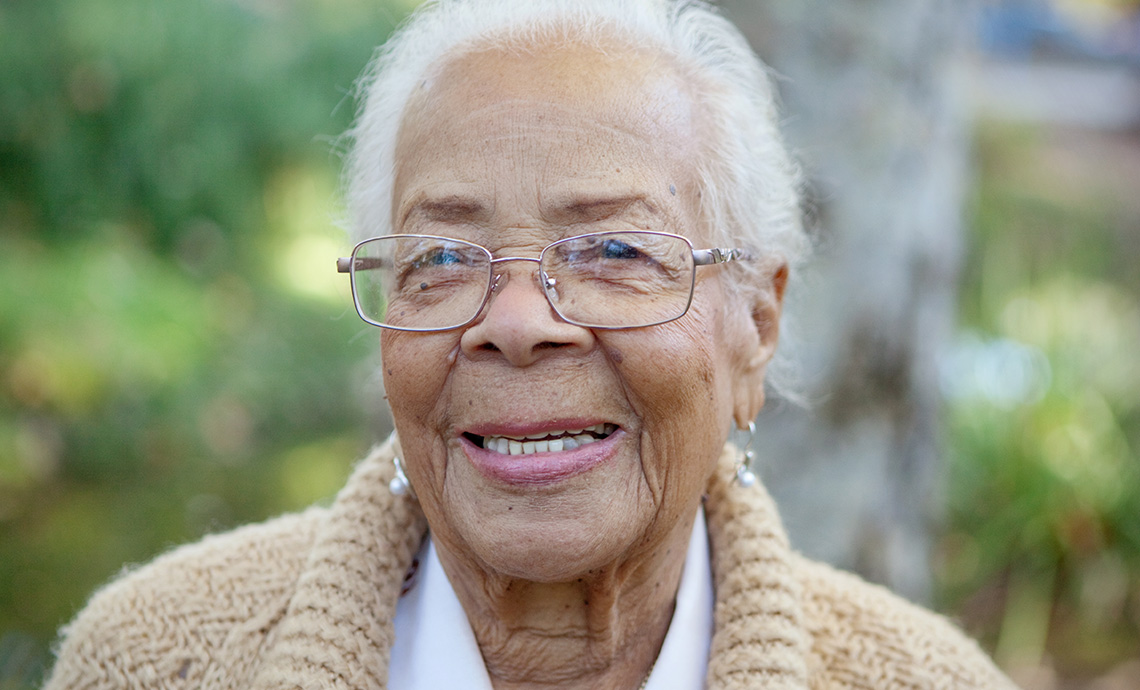gros plan d'une personne âgée à l'extérieur
