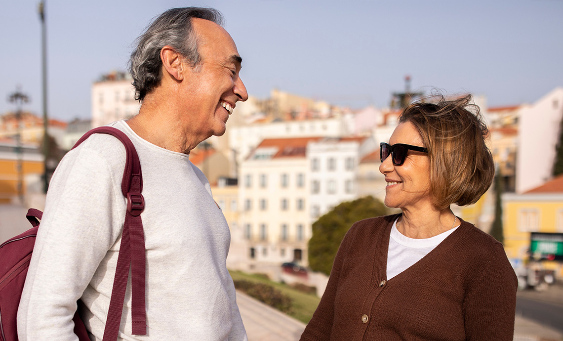 Un couple âgé en vacances en Europe et profitant de la vie.